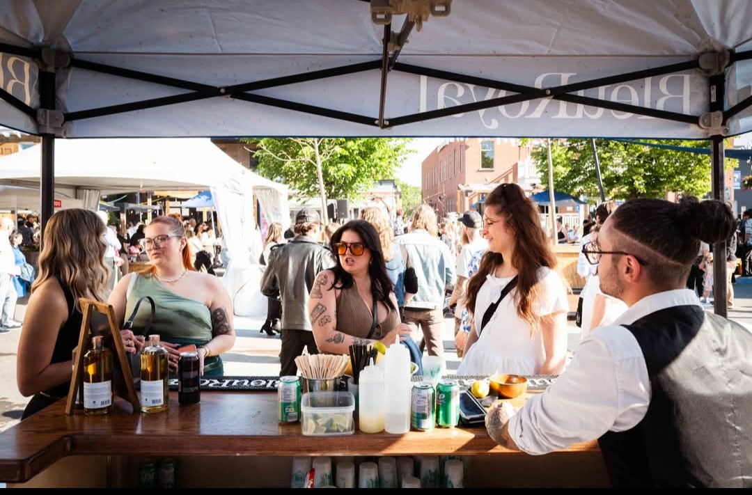 Bartenders Artisan Cocktail au service d’une foule dans un festival