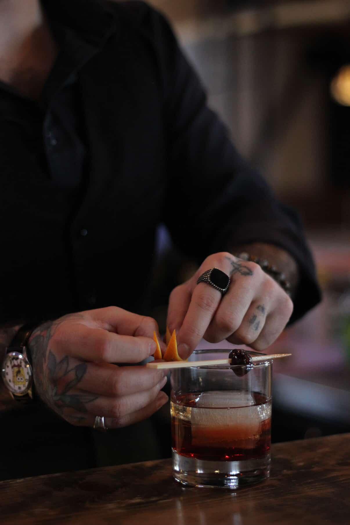 Bartender garnissant un cocktail lors d’un atelier de mixologie