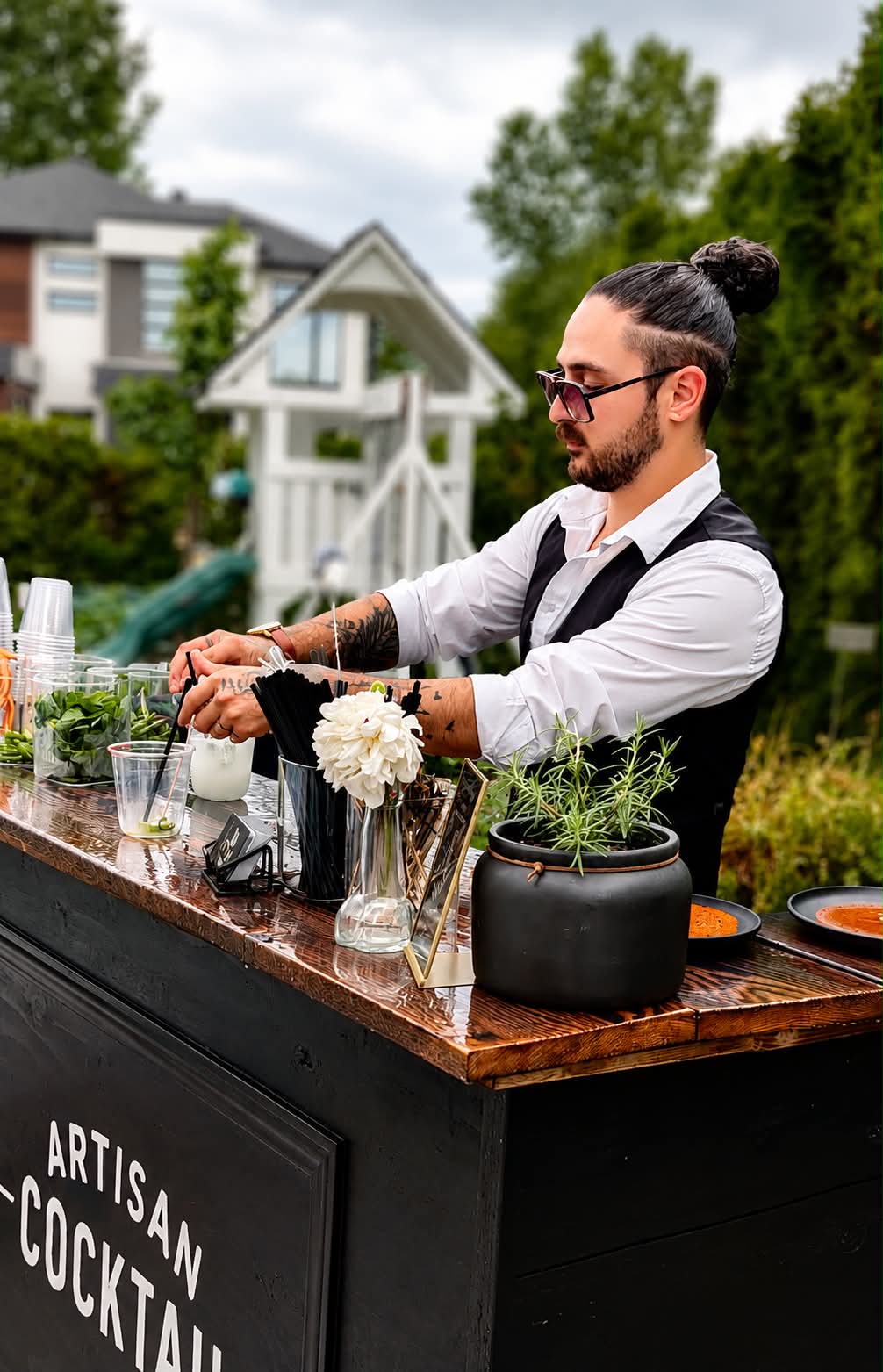 Le propriétaire en service au bar mobile