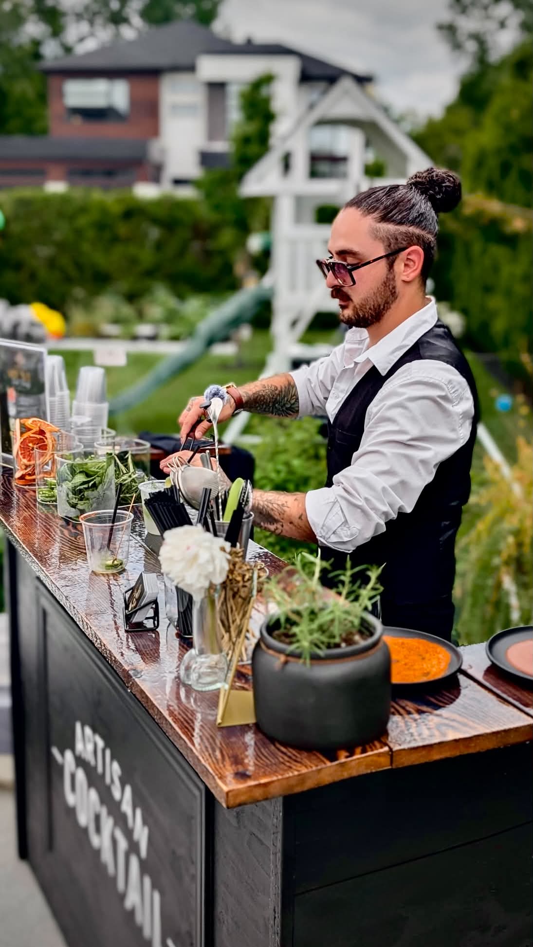 Le propriétaire derrière le bar, réception extérieure