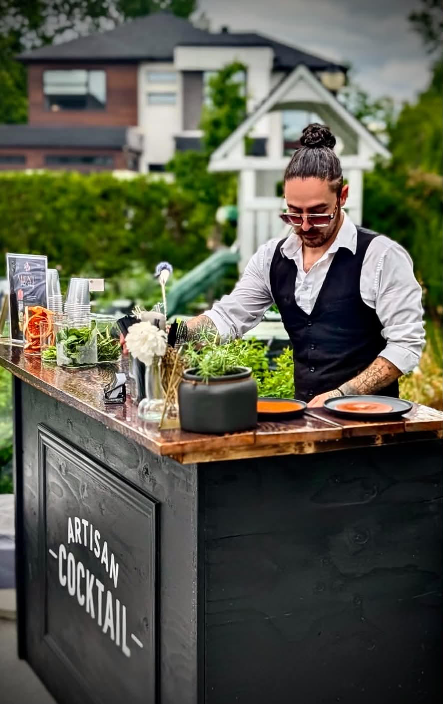 Bartender Artisan Cocktail en plein service derrière le bar mobile