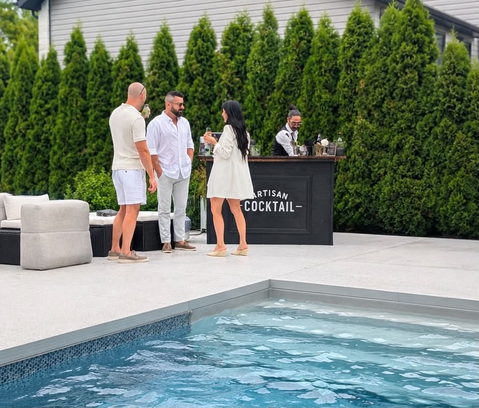 Bar mobile installé près d’une piscine pour un événement privé
