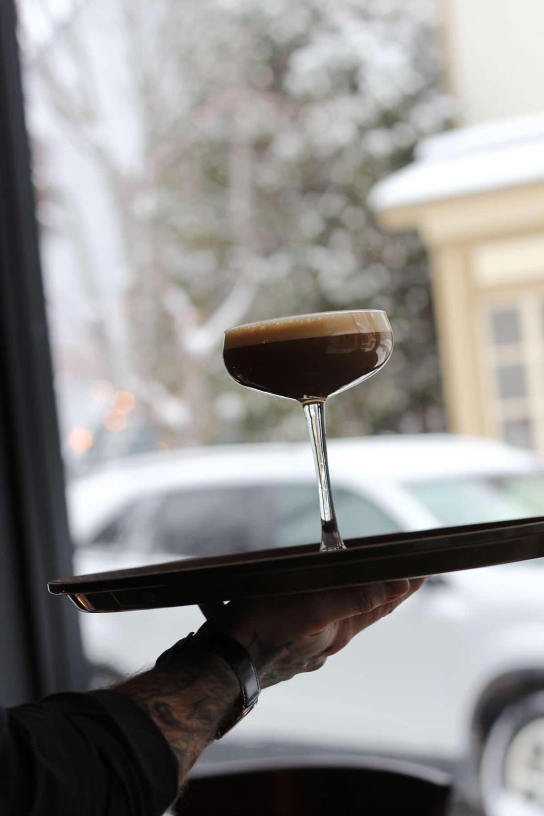 Espresso martini servi au plateau