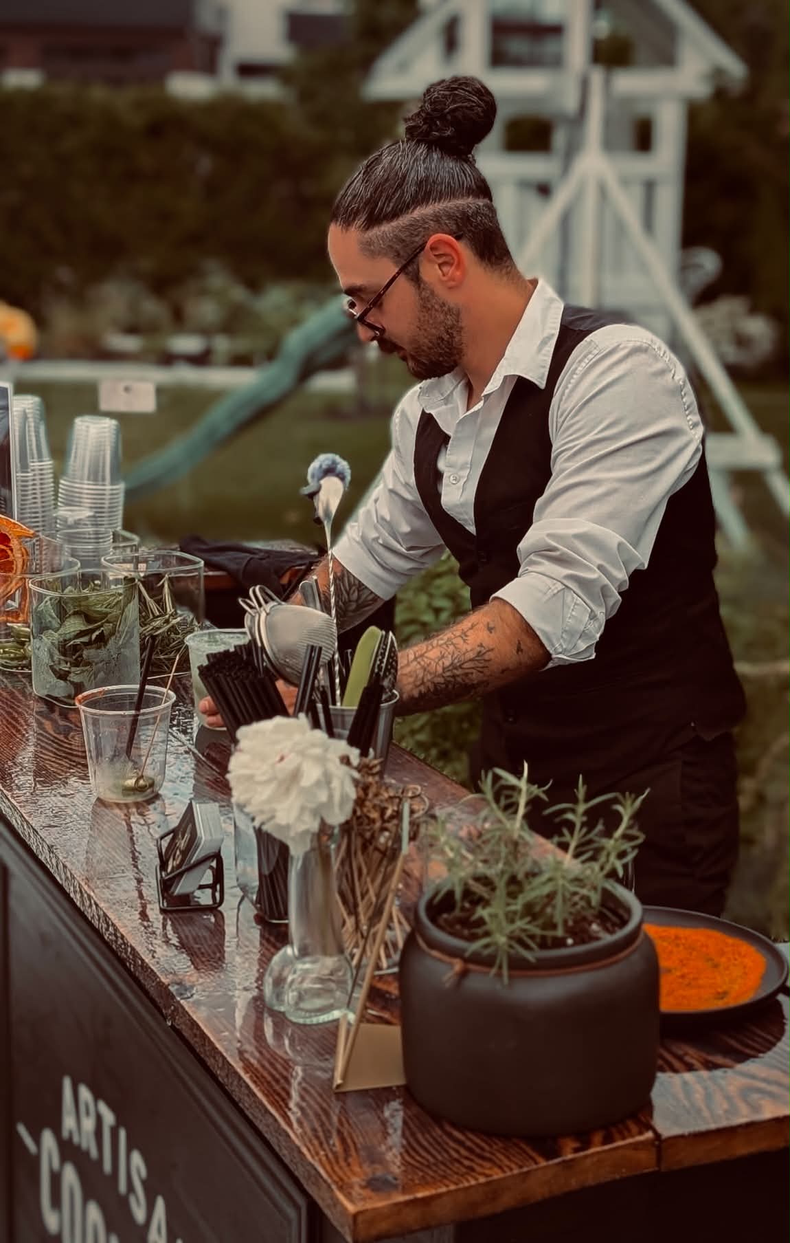 Service derrière le bar, ambiance chaleureuse