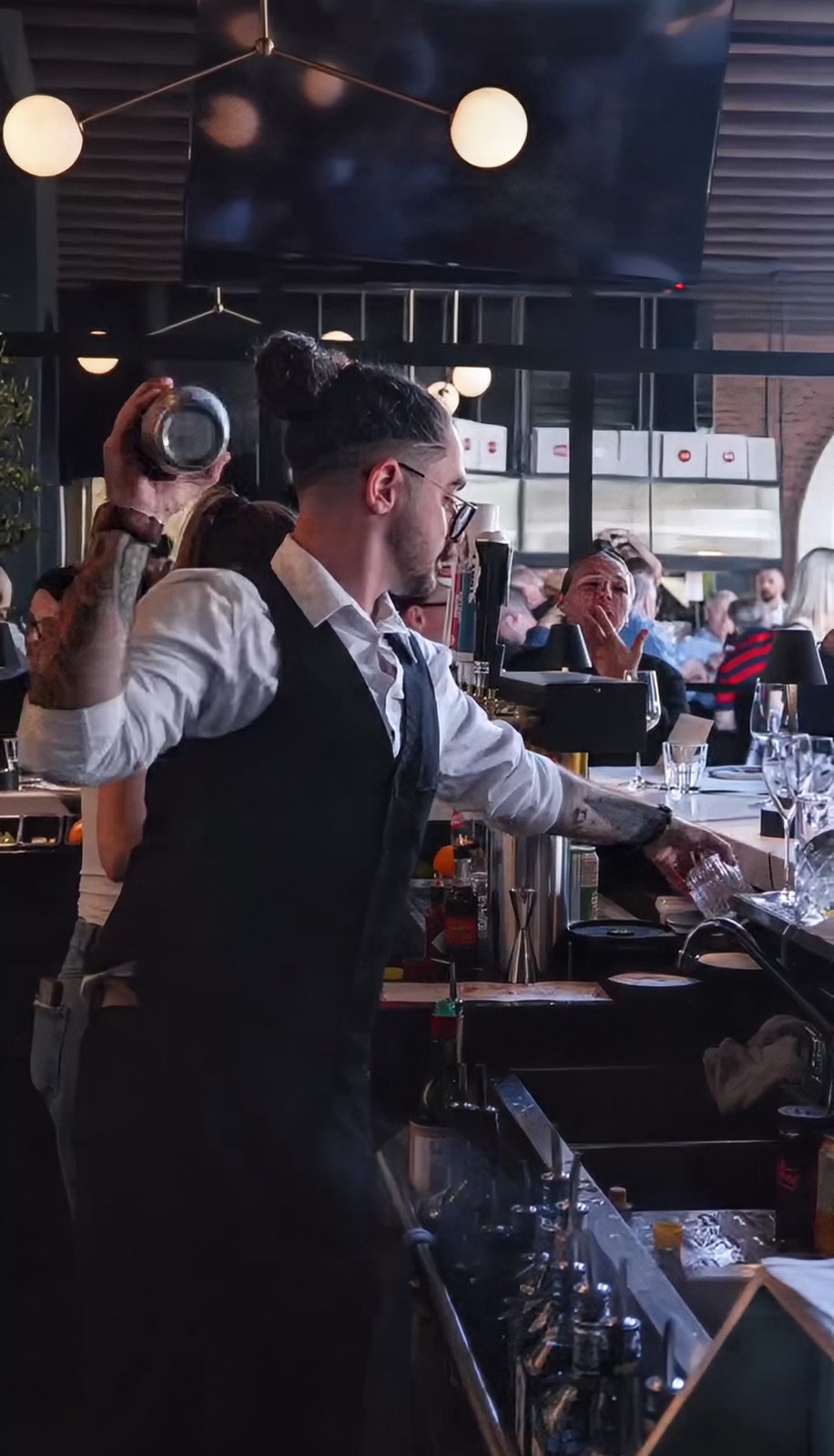Au shaker derrière le bar